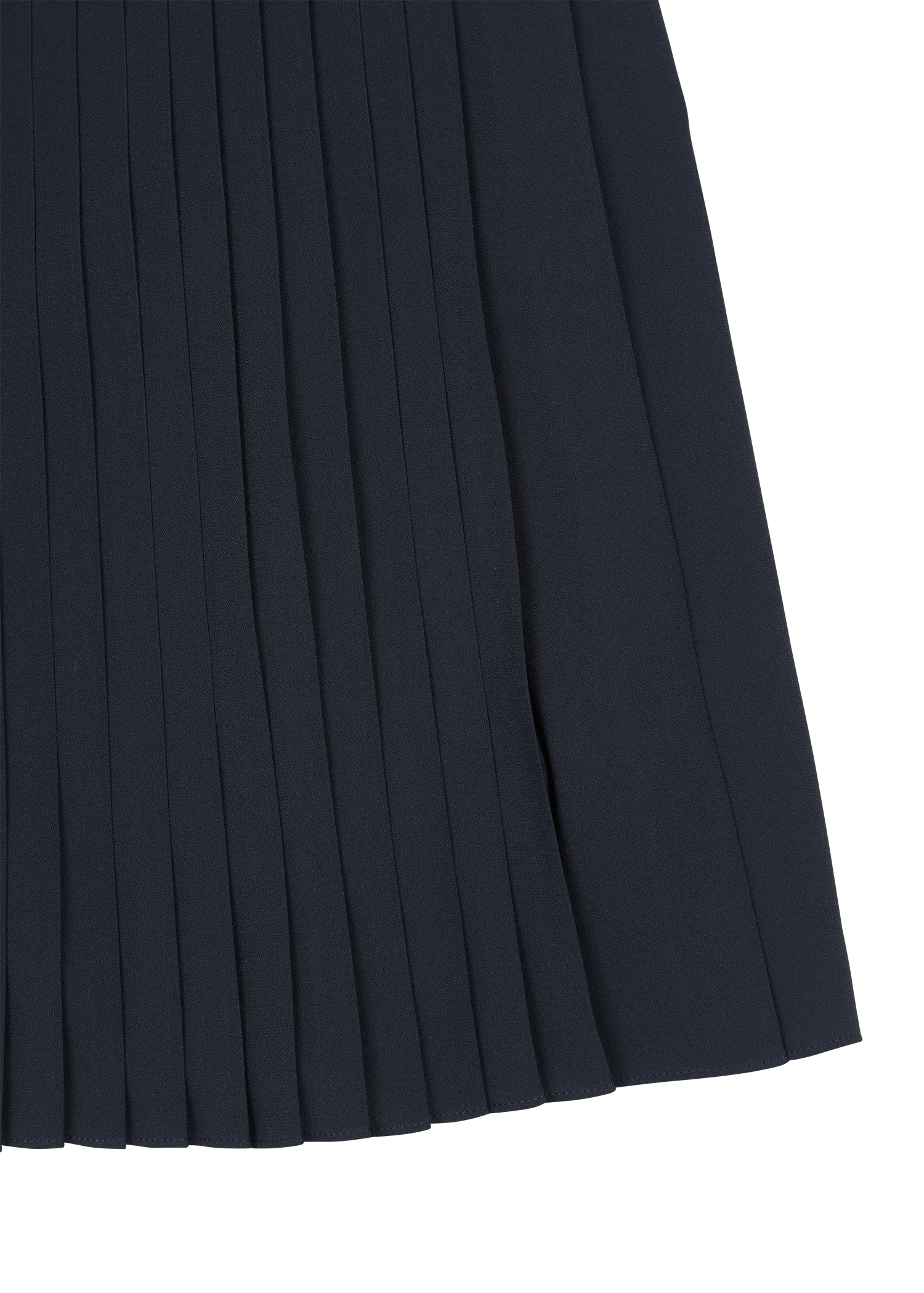 Pleated skort design with color-tipping detail
Simple waistband with a buckle point
Built-in inner shorts for comfortable movement