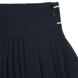 Pleated skort design with color-tipping detail
Simple waistband with a buckle point
Built-in inner shorts for comfortable movement