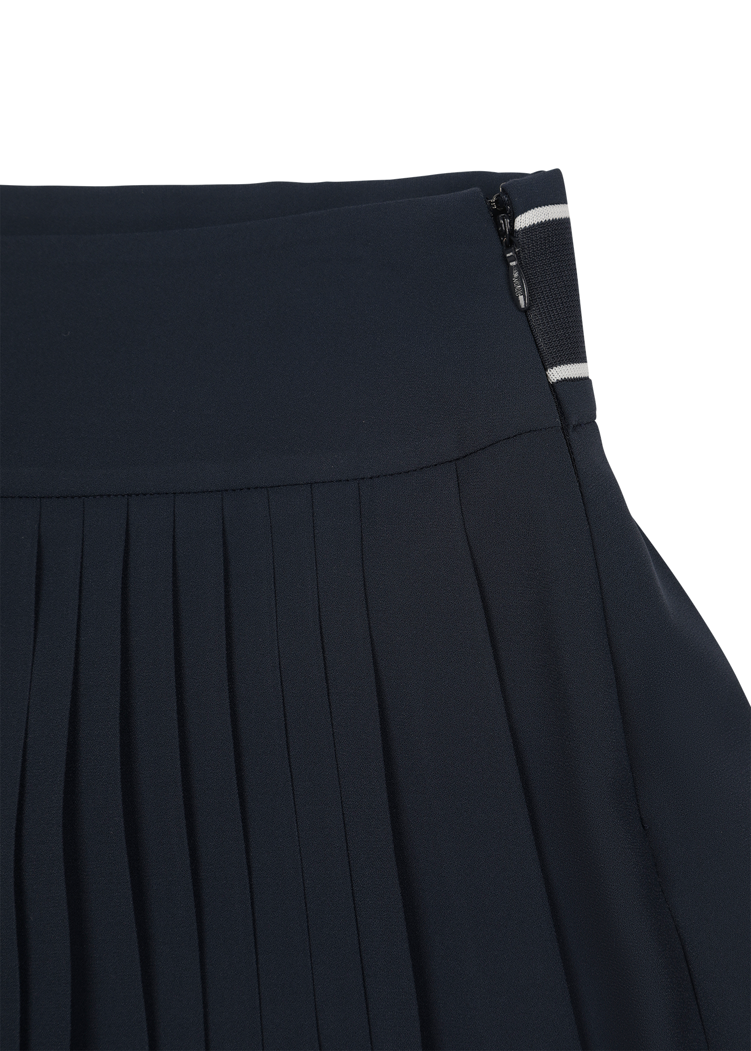 Pleated skort design with color-tipping detail
Simple waistband with a buckle point
Built-in inner shorts for comfortable movement