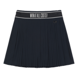 Pleated skort design with color-tipping detail
Simple waistband with a buckle point
Built-in inner shorts for comfortable movement