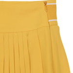 Pleated skort design with color-tipping detail
Simple waistband with a buckle point
Built-in inner shorts for comfortable movement