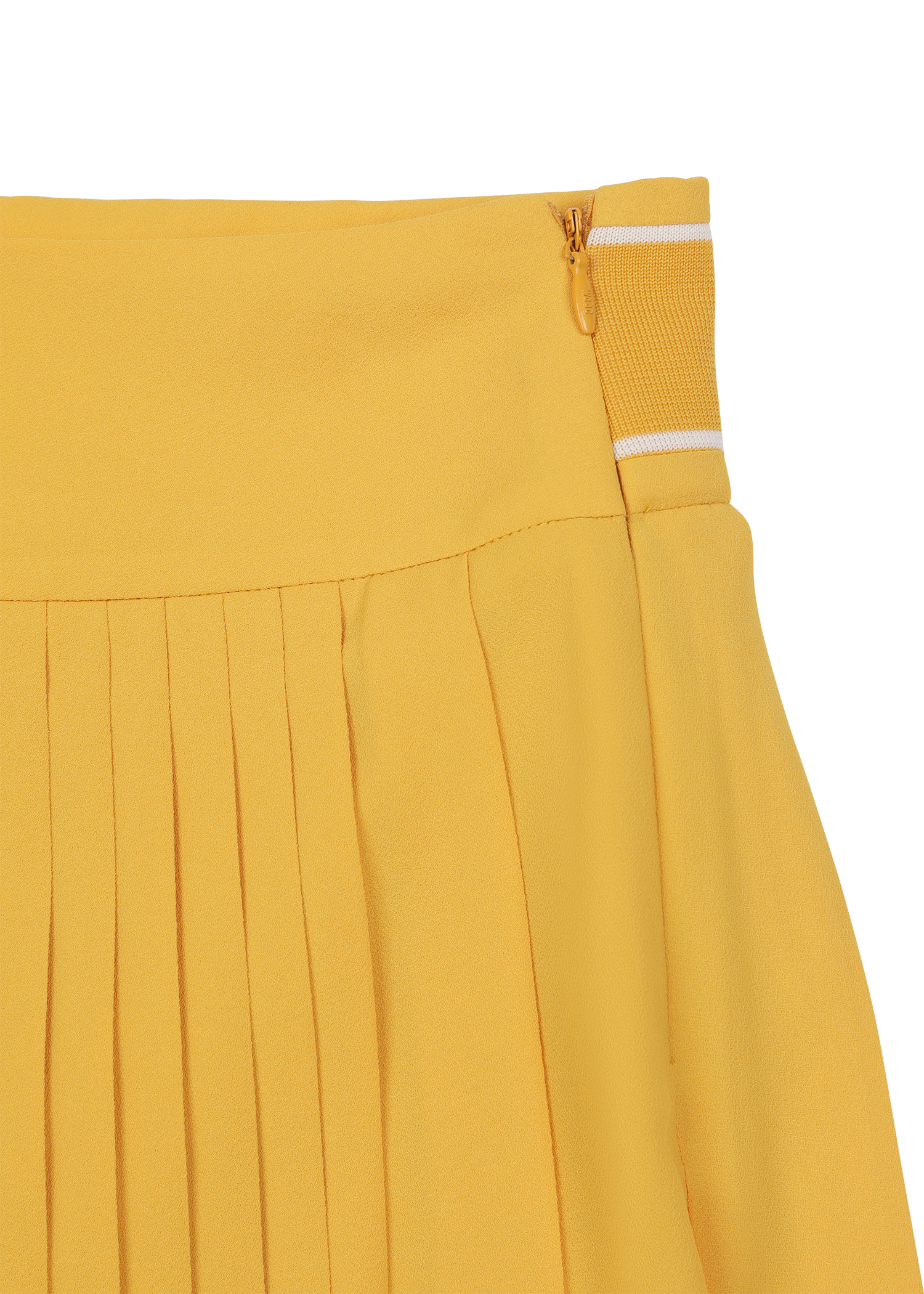 Pleated skort design with color-tipping detail
Simple waistband with a buckle point
Built-in inner shorts for comfortable movement