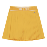 Pleated skort design with color-tipping detail
Simple waistband with a buckle point
Built-in inner shorts for comfortable movement