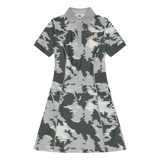 Short-sleeve polo dress with a smog camo pattern
WAAC slogan waistband point
Functional side pockets detail