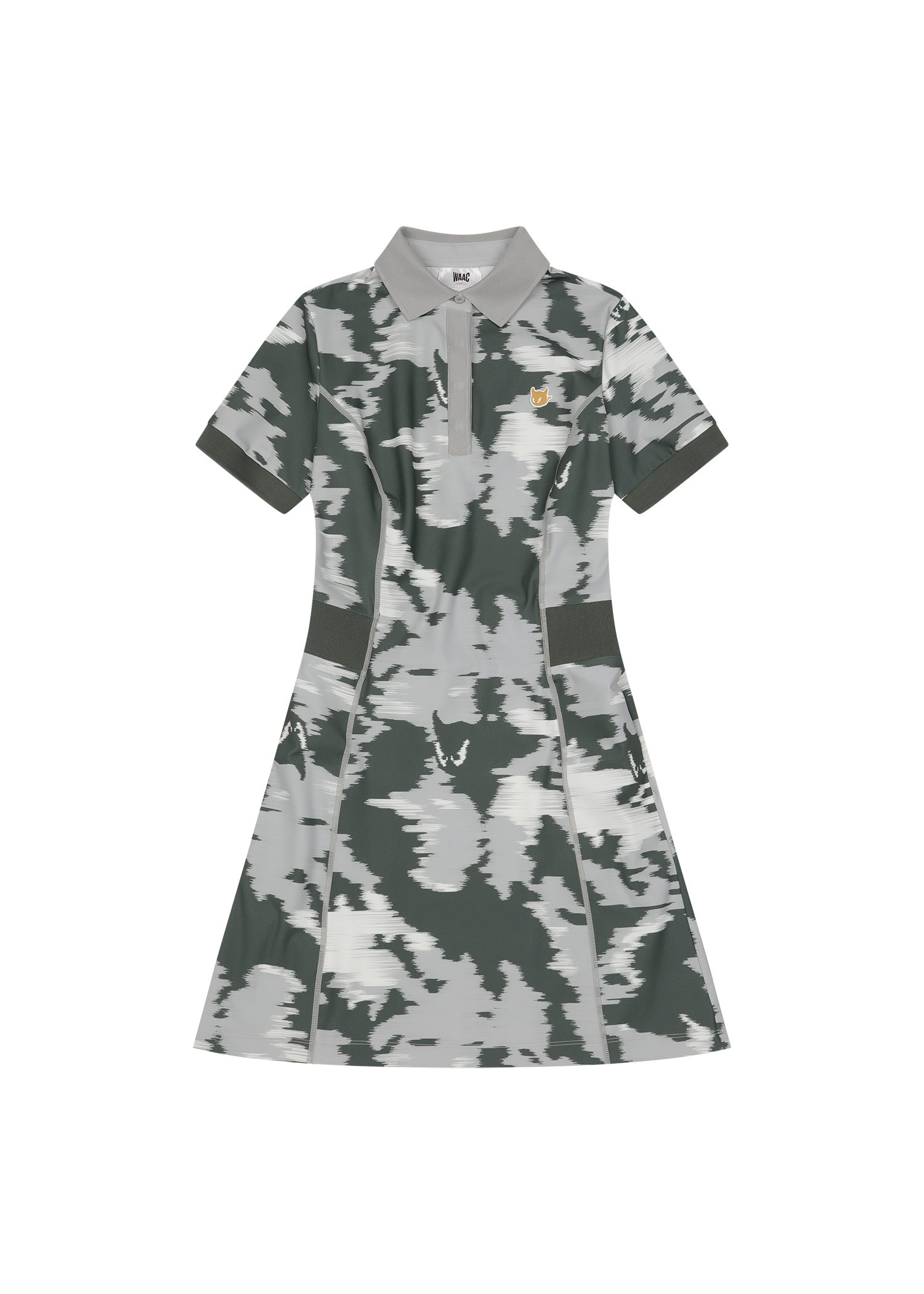 Short-sleeve polo dress with a smog camo pattern
WAAC slogan waistband point
Functional side pockets detail