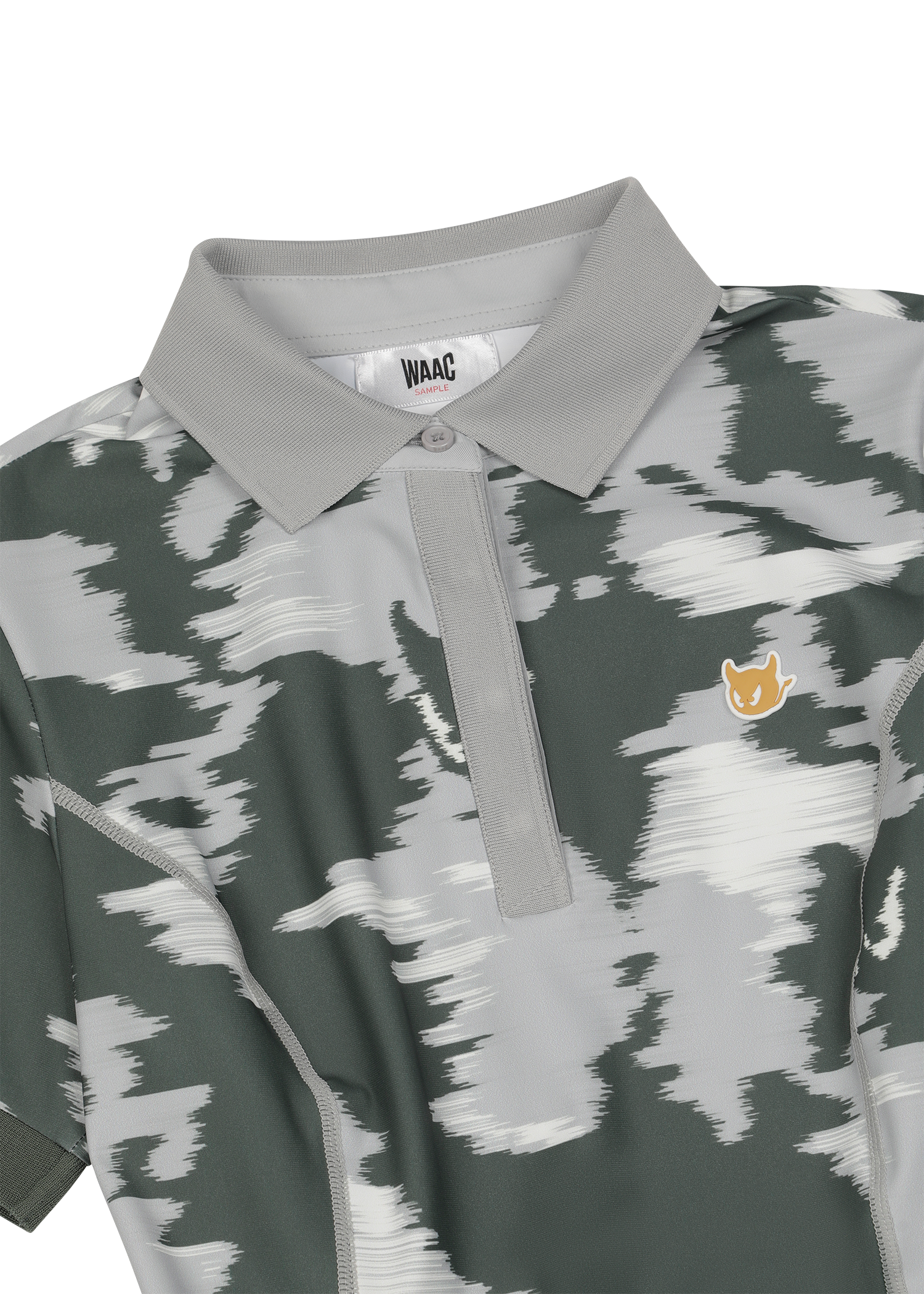 Short-sleeve polo dress with a smog camo pattern
WAAC slogan waistband point
Functional side pockets detail