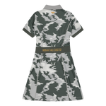 Short-sleeve polo dress with a smog camo pattern
WAAC slogan waistband point
Functional side pockets detail