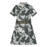 Short-sleeve polo dress with a smog camo pattern
WAAC slogan waistband point
Functional side pockets detail