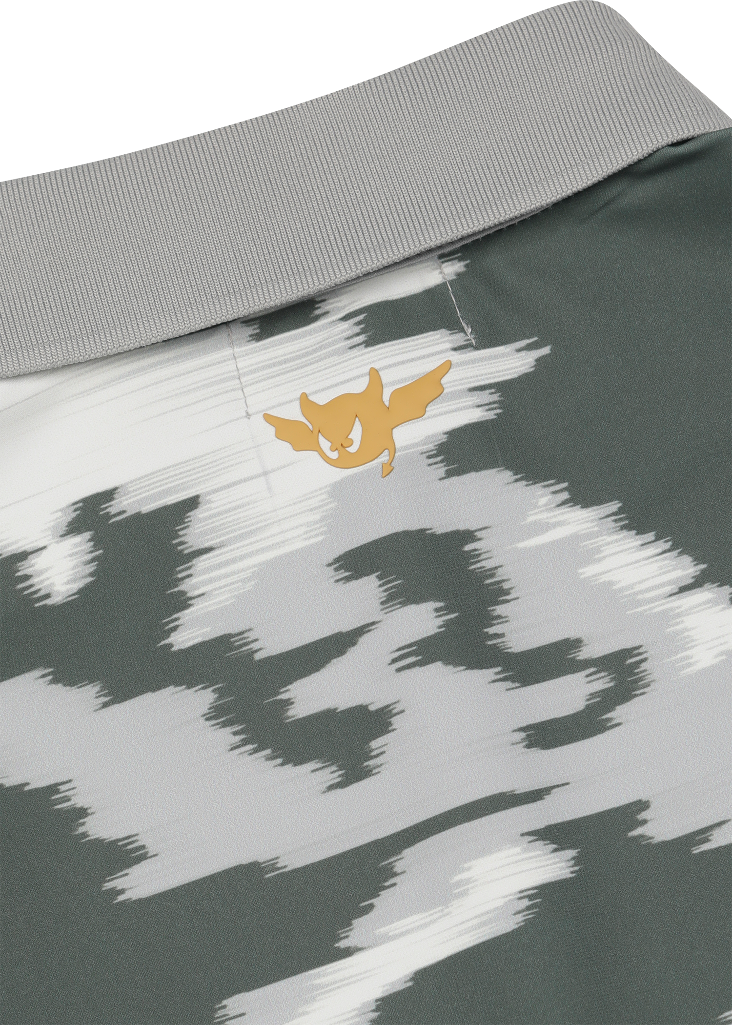 Short-sleeve polo dress with a smog camo pattern
WAAC slogan waistband point
Functional side pockets detail