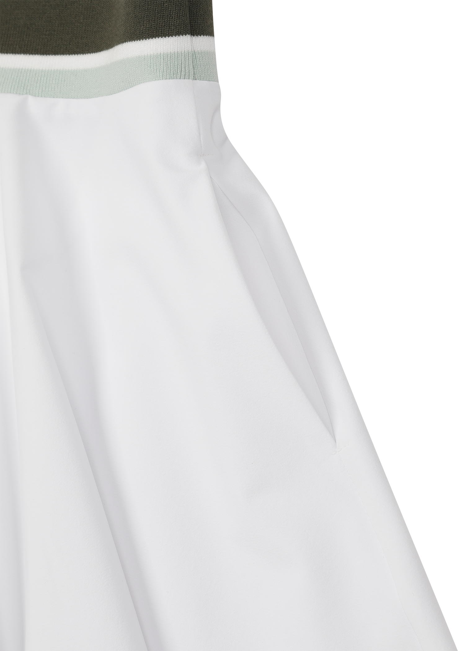Sleeveless halter dress with a defined waistband detail
Flare silhouette with a pleated skirt
Functional side pockets detail