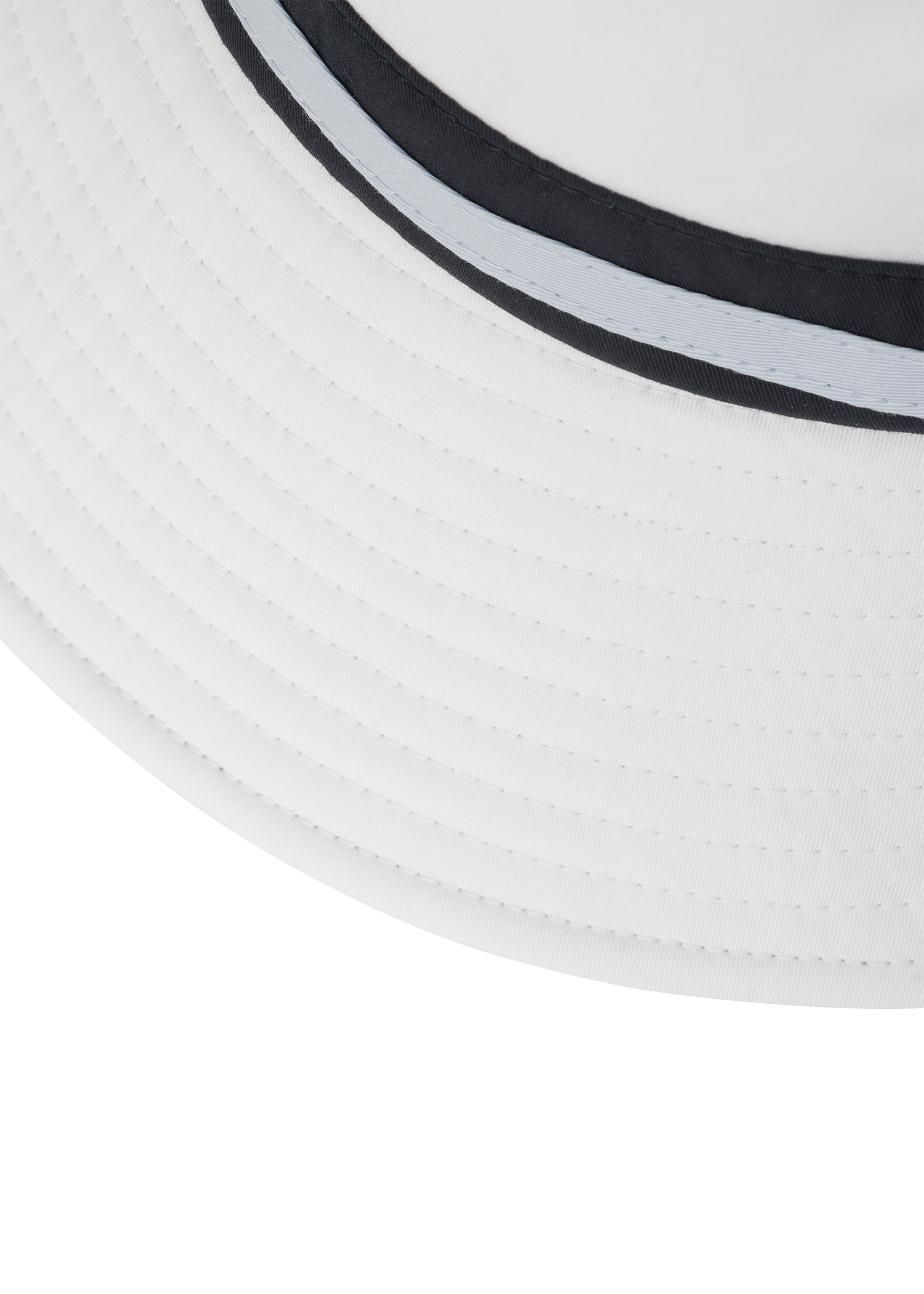 Color Tape Bucket Hat
with a color-tape accent&nbsp;
Front WAACKY emblem detail
Wide brim for a balanced silhouette